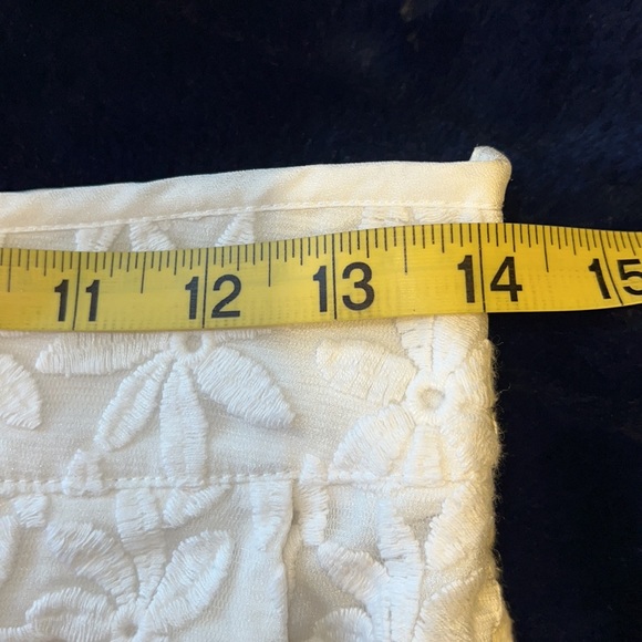 MONTEAU. WHITE DRESSY SHORTS. FLORAL LACE LIKE OVERLAY. 2.5-3” INSEAM. FEMININE - Picture 8 of 10